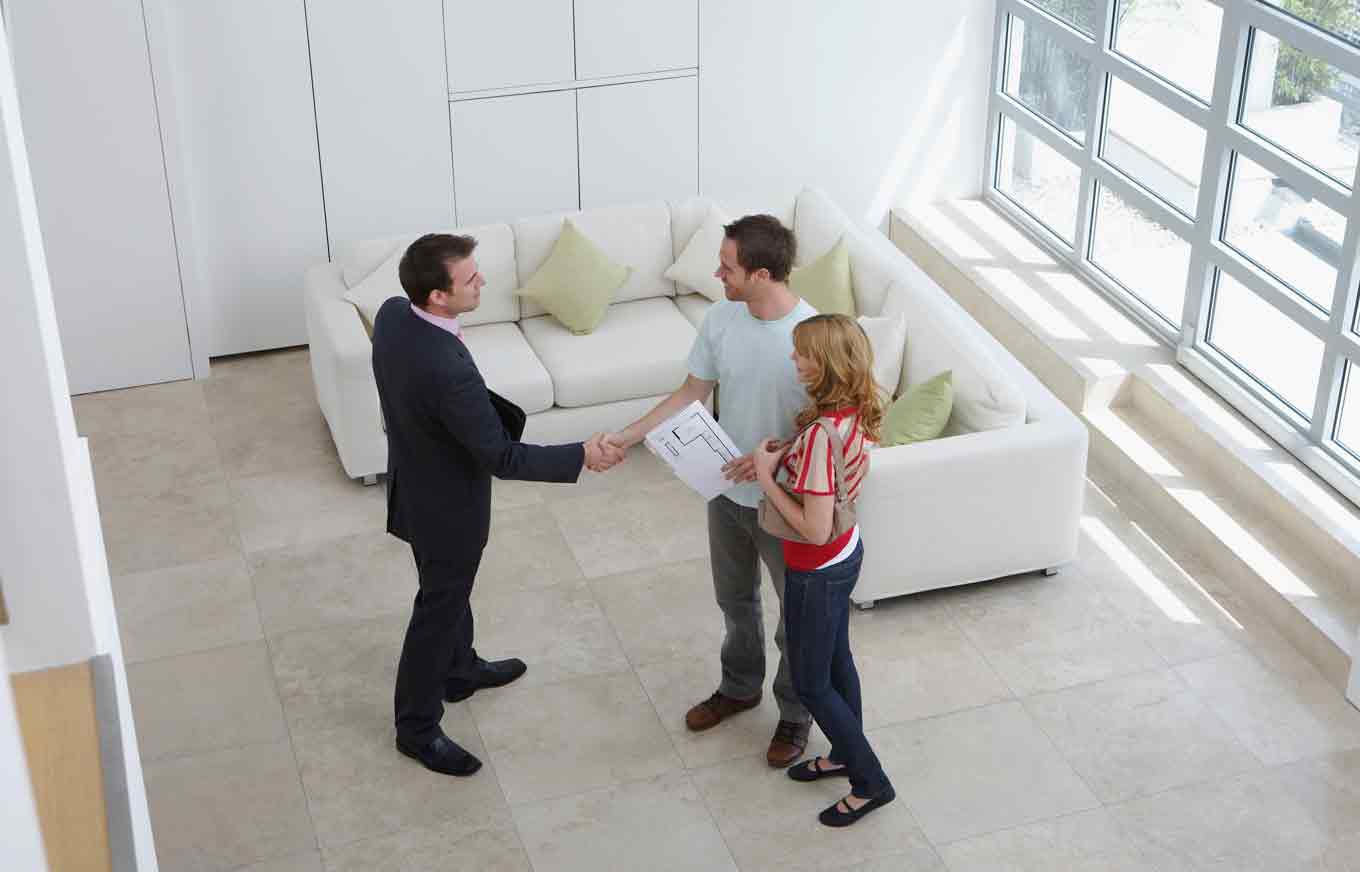 L'agente immobiliare con clienti